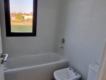 Casa venta en venta - 3 dormitorios 2 baños - 228mts2 - Haras Del Sur II