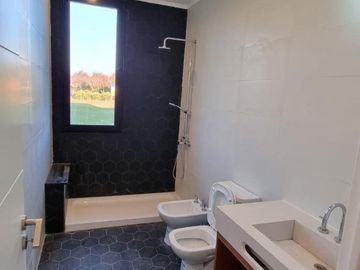 Casa venta en venta - 3 dormitorios 2 baños - 228mts2 - Haras Del Sur II