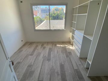 HERMOSO DUPLEX EN VENTA A ESTRENAR - ZONA OLIVOS.