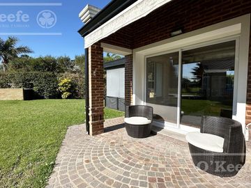 Casa en venta en Abril Club de Campo con fondo a Golf Hudson Berazategui