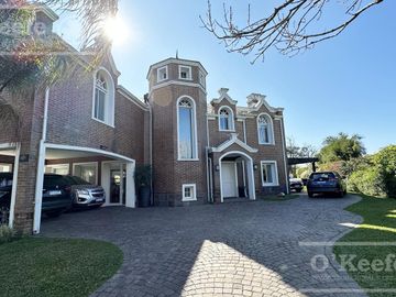 Casa en venta en Abril Club de Campo con fondo a Golf Hudson Berazategui