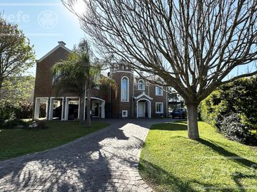 Casa en venta en Abril Club de Campo con fondo a Golf Hudson Berazategui