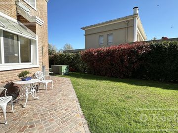 Casa en venta en Abril Club de Campo con fondo a Golf Hudson Berazategui