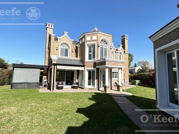 Casa en venta en Abril Club de Campo con fondo a Golf Hudson Berazategui