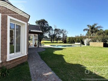 Casa en venta en Abril Club de Campo con fondo a Golf Hudson Berazategui