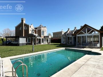 Casa en venta en Abril Club de Campo con fondo a Golf Hudson Berazategui