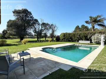 Casa en venta en Abril Club de Campo con fondo a Golf Hudson Berazategui