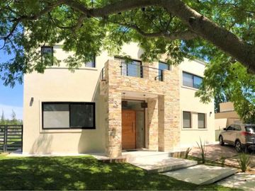 Excelente Casa a la venta en el Canton de 5 Ambientes
