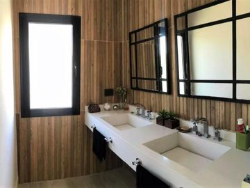 Excelente Casa a la venta en el Canton de 5 Ambientes