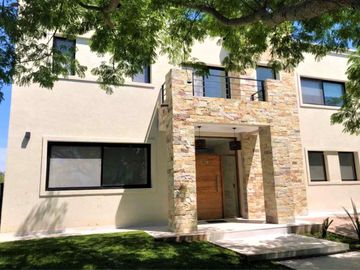 Excelente Casa a la venta en el Canton de 5 Ambientes
