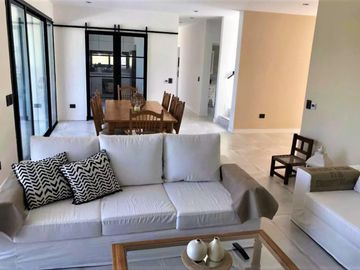 Excelente Casa a la venta en el Canton de 5 Ambientes