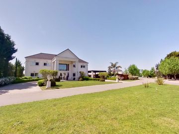 VENTA CASA DE 6 AMBIENTES CON PILETA EN HARAS SANTA MARIA
