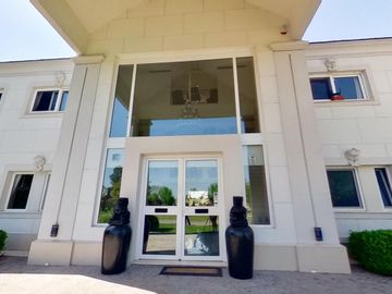 VENTA CASA DE 6 AMBIENTES CON PILETA EN HARAS SANTA MARIA