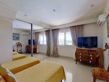 VENTA CASA DE 6 AMBIENTES CON PILETA EN HARAS SANTA MARIA