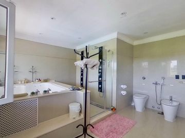 VENTA CASA DE 6 AMBIENTES CON PILETA EN HARAS SANTA MARIA