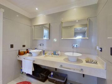 VENTA CASA DE 6 AMBIENTES CON PILETA EN HARAS SANTA MARIA
