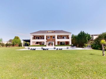 VENTA CASA DE 6 AMBIENTES CON PILETA EN HARAS SANTA MARIA