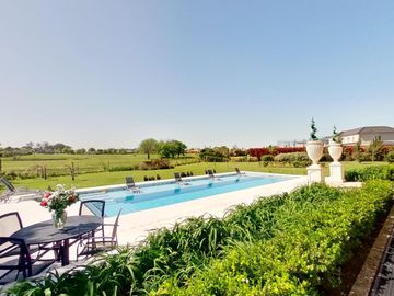 VENTA CASA DE 6 AMBIENTES CON PILETA EN HARAS SANTA MARIA