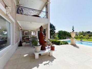 VENTA CASA DE 6 AMBIENTES CON PILETA EN HARAS SANTA MARIA