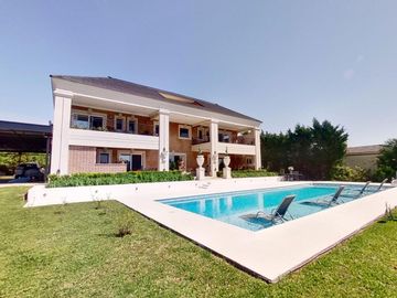 VENTA CASA DE 6 AMBIENTES CON PILETA EN HARAS SANTA MARIA