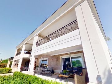 VENTA CASA DE 6 AMBIENTES CON PILETA EN HARAS SANTA MARIA