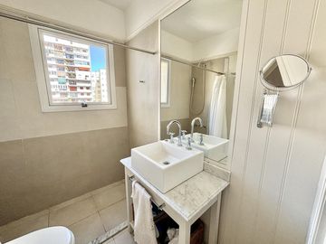 APTO CRÉDITO! Departamento de tres ambientes con vista abierta en venta en Recoleta