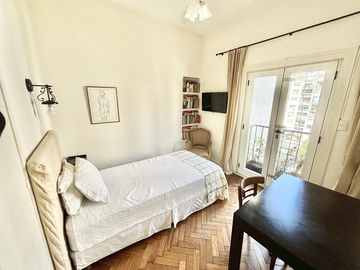 APTO CRÉDITO! Departamento de tres ambientes con vista abierta en venta en Recoleta