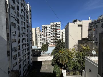 APTO CRÉDITO! Departamento de tres ambientes con vista abierta en venta en Recoleta
