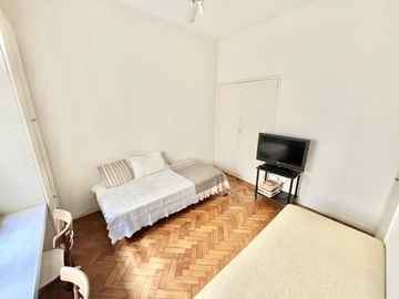 APTO CRÉDITO! Departamento de tres ambientes con vista abierta en venta en Recoleta