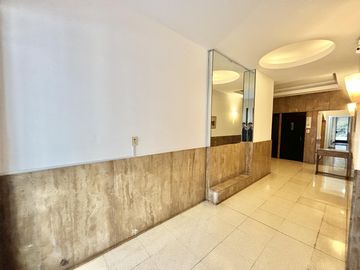 APTO CRÉDITO! Departamento de tres ambientes con vista abierta en venta en Recoleta