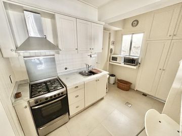 APTO CRÉDITO! Departamento de tres ambientes con vista abierta en venta en Recoleta