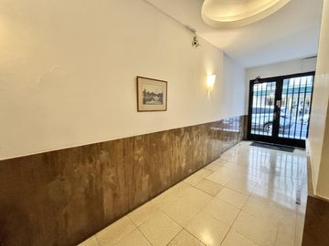 APTO CRÉDITO! Departamento de tres ambientes con vista abierta en venta en Recoleta
