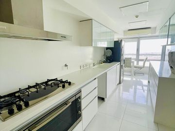 Departamento en Venta Le Parc Puerto Madero 3 ambientes con Cochera y Baulera, Amoblado!