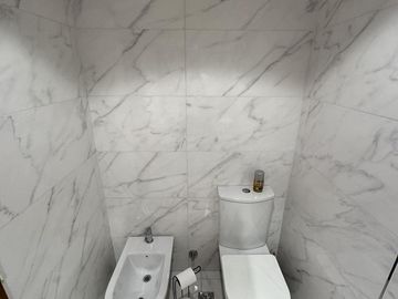 Venta departamento 4 ambientes con cochera, quincho y balcón en Wilde