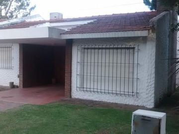 Casa en venta - 2 Dormitorios 1 Baño - Cochera - 200Mts2 - Country Hipocampo, Villa Gesell