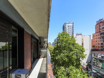 VENTA - 4 AMBIENTES CON BALCÓN - FRENTE - LUMINOSO - ALMAGRO