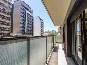 VENTA - 4 AMBIENTES CON BALCÓN - FRENTE - LUMINOSO - ALMAGRO