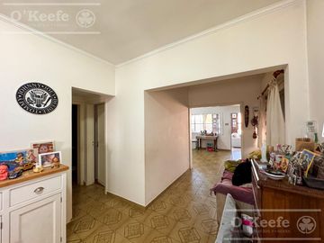 Casa en Venta de 3 ambientes en Bernal con amplio Jardin