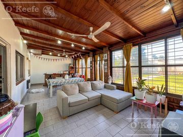 Casa en Venta de 3 ambientes en Bernal con amplio Jardin