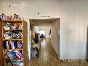 Casa en Venta de 3 ambientes en Bernal con amplio Jardin