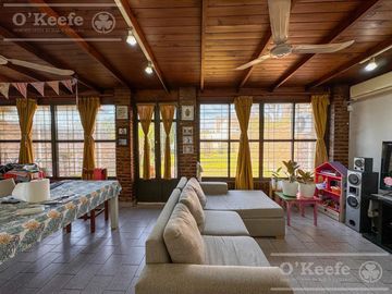 Casa en Venta de 3 ambientes en Bernal con amplio Jardin