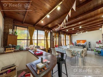 Casa en Venta de 3 ambientes en Bernal con amplio Jardin
