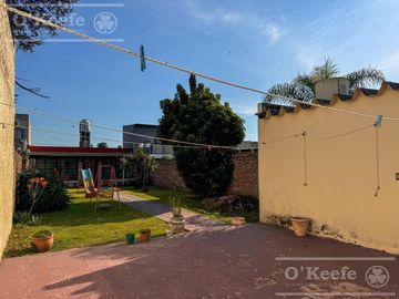 Casa en Venta de 3 ambientes en Bernal con amplio Jardin