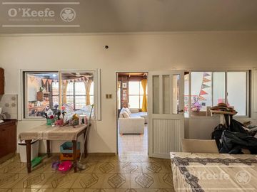 Casa en Venta de 3 ambientes en Bernal con amplio Jardin