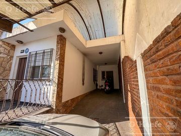 Casa en Venta de 3 ambientes en Bernal con amplio Jardin