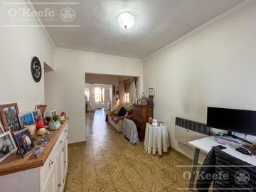 Casa en Venta de 3 ambientes en Bernal con amplio Jardin
