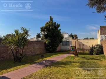 Casa en Venta de 3 ambientes en Bernal con amplio Jardin