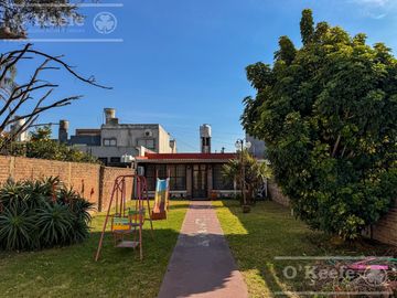 Casa en Venta de 3 ambientes en Bernal con amplio Jardin