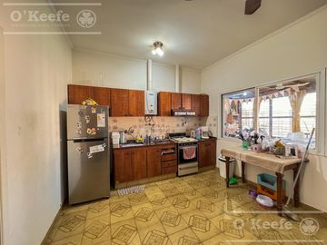 Casa en Venta de 3 ambientes en Bernal con amplio Jardin
