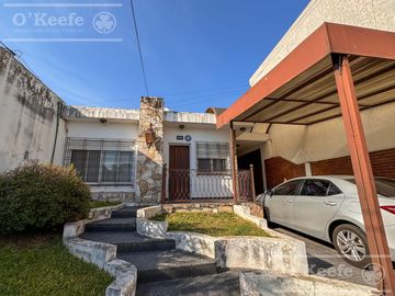 Casa en Venta de 3 ambientes en Bernal con amplio Jardin